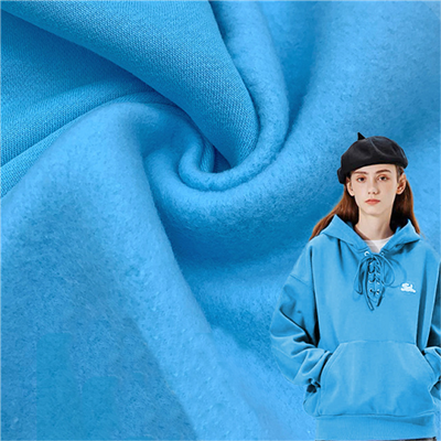 Abric amb caputxa de tela